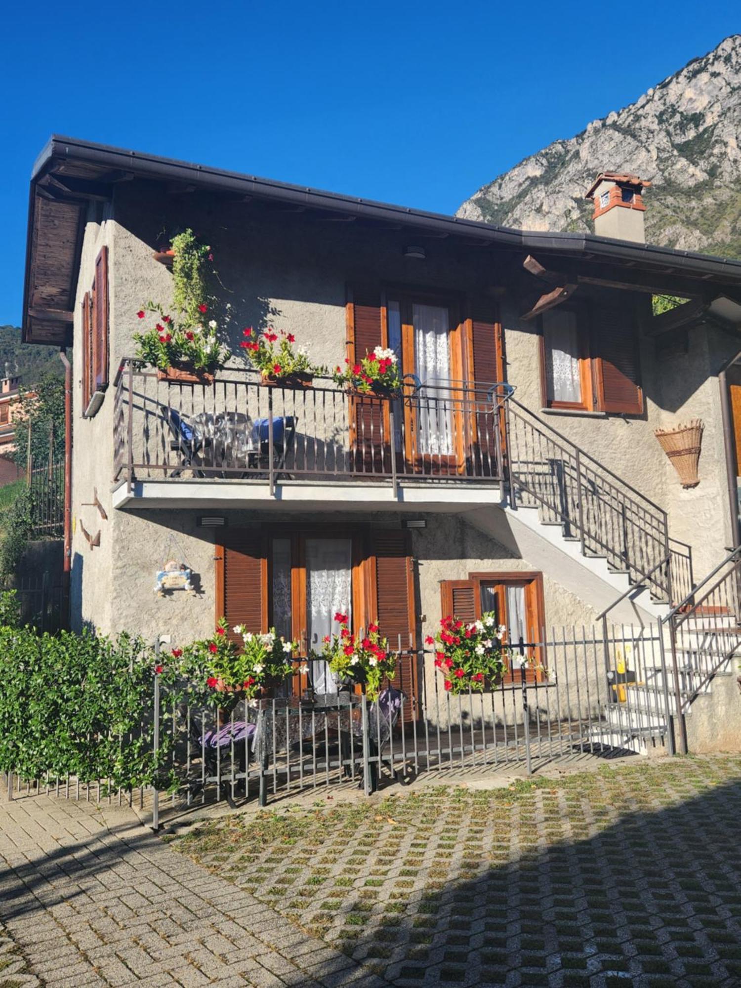 Laura'S Cottage With Lake View, Detached, 5 Kilometers From Varenna 列尔纳 外观 照片
